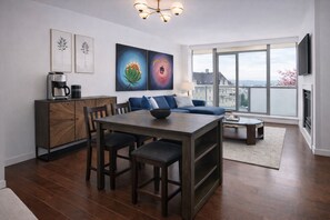 Living area - Victoria Waterfalls Hotel, Best Life At The Falls! Pool, Hot Tub, Gym. (Victoria)