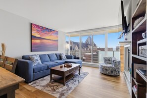 Smart TV, stereo - Victoria Waterfalls Hotel, Best Life At The Falls! Pool, Hot Tub, Gym. (Victoria)