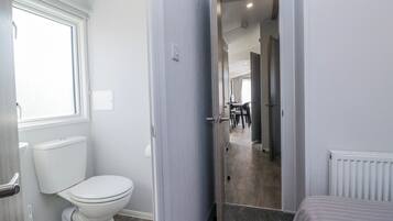 3 quartos, individualmente decorados, individualmente mobiliados