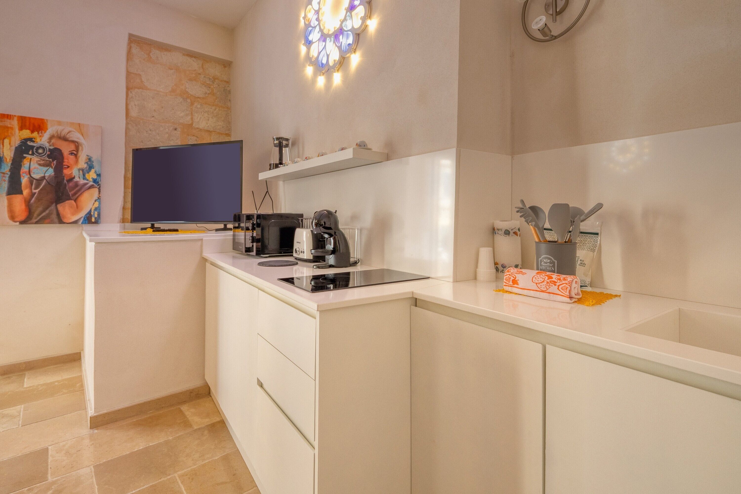 Coffee/tea maker, fridge, microwave, stovetop
