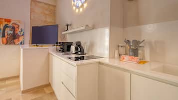 Coffee/tea maker, fridge, microwave, stovetop