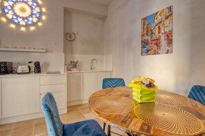 Dining - Apartment 'Antony Suite Piazza' with Wi-Fi and Air Conditioning (Lecce)