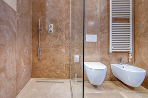 Shower, hair dryer, towels - Apartment 'Antony Suite Piazza' with Wi-Fi and Air Conditioning (Lecce)