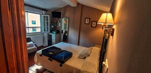 1 bedroom, bed sheets
