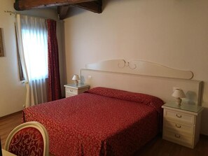 A bedroom with a bed, two bedside tables, a chair, and a window with curtains. - 2 rooms apart Venice resorts 1 near bus and train (Venezia)
