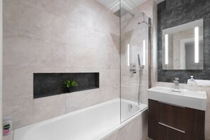 Standard Apartment | Bathroom - The Isleworth 2BR 2BA with Gated Parking & Balcony (London)