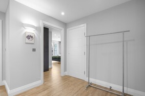 Interior - The Isleworth 2BR 2BA with Gated Parking & Balcony (London)