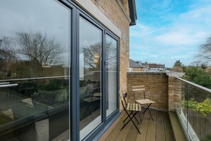 Property grounds - The Isleworth 2BR 2BA with Gated Parking & Balcony (Isleworth)