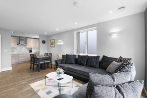 Standard Apartment | Living area - The Isleworth 2BR 2BA with Gated Parking & Balcony (London)