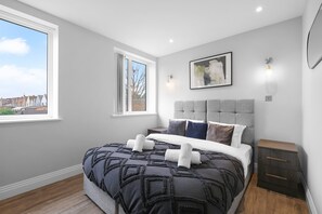 Standard Apartment - The Isleworth 2BR 2BA with Gated Parking & Balcony (Isleworth)