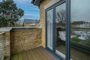 Exterior - The Isleworth 2BR 2BA with Gated Parking & Balcony (London)