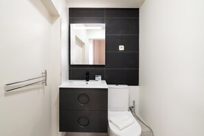 Dusche, Haartrockner, Handtücher, Seife