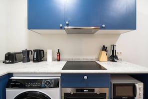 Fridge, microwave, stovetop, dishwasher - Exclusivo, Céntrico y Elegante a 1 Min Plaza Mayor (Madrid)