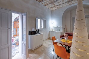 Dining - Antony Suite Strada Apartment with Wi-Fi and Air Conditioning (Lecce)