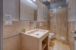 Shower, hair dryer, towels - Antony Suite Strada Apartment with Wi-Fi and Air Conditioning (Lecce)