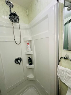 Haartrockner, Handtücher, Seife, Toilettenpapier