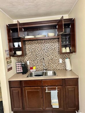 Fridge, microwave, oven, stovetop - Cozy Private Apartment with 2 Queen Size Beds (New Brunswick)