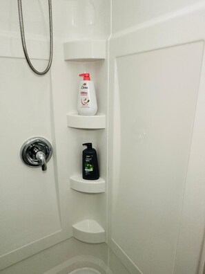 Hair dryer, towels, soap, toilet paper - Cozy Private Apartment with 2 Queen Size Beds (New Brunswick)