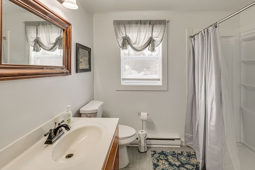 Walk to Restaurants & Markets: Machias Home!