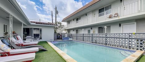 Apartment (2 Bedrooms) | Front of property