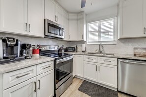 Apartment (2 Bedrooms) | Interior - Pool Access, 1 Mi to Pier! Pompano Beach Condo (Pompano Beach)