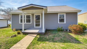 A single-story house with a front porch, a garage, and a small front yard. - Lakes, Whiskey & More! Charming Home in Tullahoma (Tullahoma)