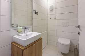 Shower, hair dryer, towels, soap - Modern ground floor apartment with swimming pool and private parking space (Crikvenica)