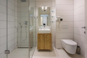 Dusche, Haartrockner, Handtücher, Seife