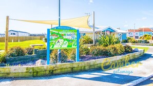 Un letrero en la entrada del complejo turístico Camper Sands, que indica diversas actividades e instalaciones.