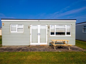 Outdoor dining - K232 Parkdean Resorts Holiday Park Camber Sands (Camber)