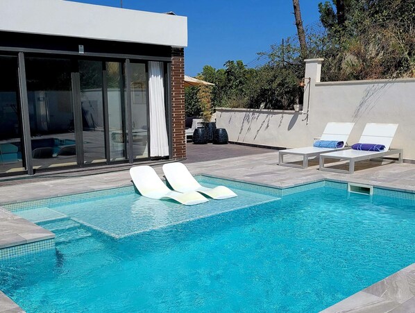 House | Pool | Indoor pool, outdoor pool - Stylish Modern Villa on the Outskirts of Sitges (L'Hospitalet de Llobregat)