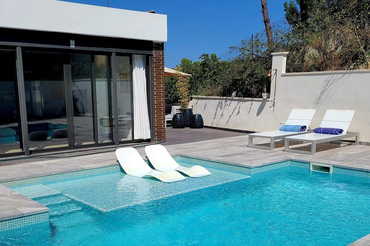 House | Pool