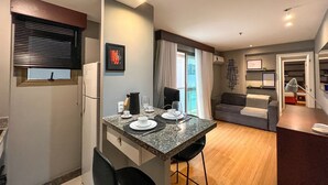 A compact living space with a kitchenette, dining area, and a seating area. - Premium Copacabana - Rio de Janeiro (Rio de Janeiro)