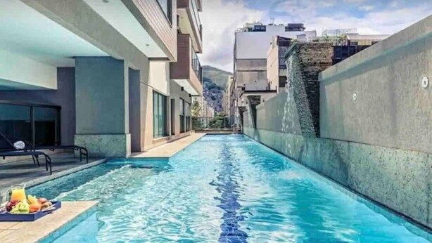 A swimming pool with a long view, surrounded by modern buildings. - Premium Copacabana - Rio de Janeiro (Rio de Janeiro)