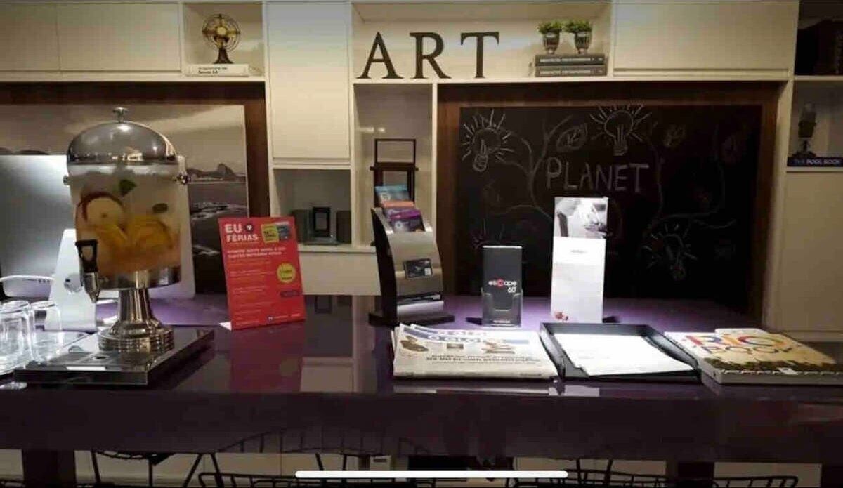 A reception desk with a globe, a chalkboard with 'PLANET' written on it, and a sign that says 'EU FERIAS.'