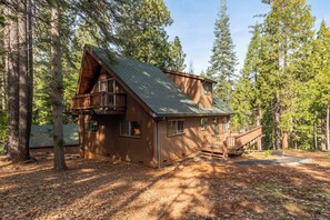A cabin with a balcony, a deck, and a small staircase leading to the entrance. - Mustang Sally- Free Lake Access! (Arnold)