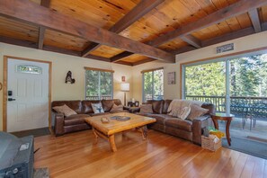 TV, fireplace, books - Mustang Sally- Free Lake Access! (Arnold)