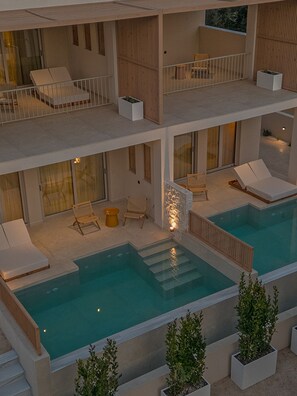 Un immeuble résidentiel à plusieurs étages doté d’une piscine sur le toit, d’un espace extérieur aménagé et d’un intérieur bien éclairé.