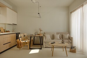Een moderne keuken met een eethoek, een bank en een klein tafeltje.