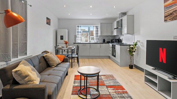Un apartamento moderno con sala de estar, comedor y cocina.