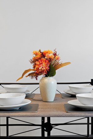 Dining - Stylish 3‑Bedroom Croydon Stay • Direct Access to Central London (Croydon)