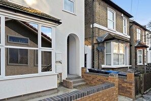 Exterior detail - Stylish 3‑Bedroom Croydon Stay • Direct Access to Central London (Croydon)