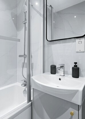 Shower, hair dryer, towels, soap - Stylish 3‑Bedroom Croydon Stay • Direct Access to Central London (Croydon)