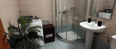 Douche, séchoir à cheveux, serviettes fournies, savon