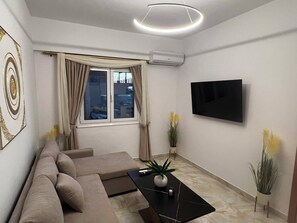 Smart-tv och ett bordtennisbord