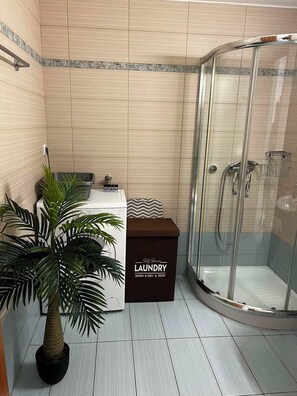 Een douche, een haardroger, handdoeken, zeep