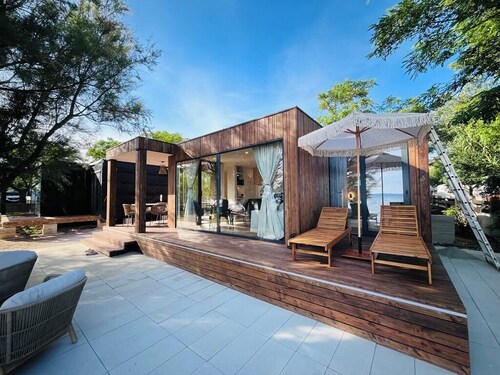 The JAM Beach Mobile House with a sea view & Spa