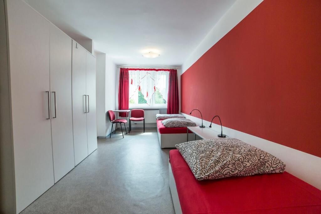 Kahden hengen perushuone (kaksi sänkyä)