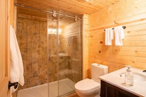 Shower, towels - CR326  Discounted Concert Packages!  Ski Cliff Beech Epic Views & Waterfalls (Beech Mountain)