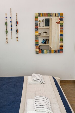 Iron/ironing board, WiFi, bed sheets - Casa Itaca – Honeymoon Apartment with Jacuzzi & Sunset View in Finikia, Oia (Finikia)